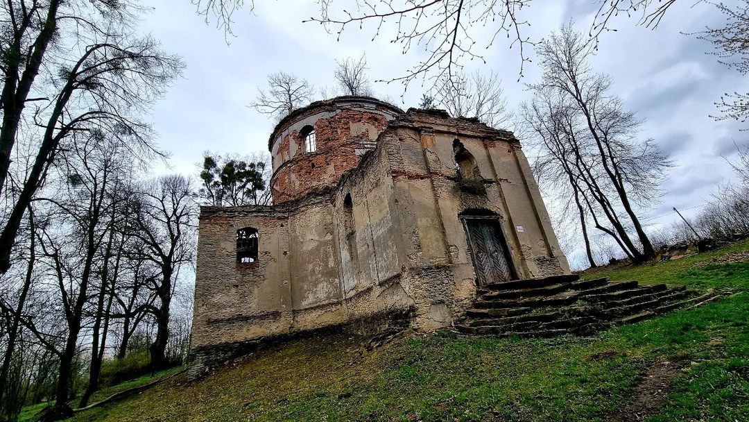 Ruiny cerkwi 艣w. Paraskewy w Kniaziach